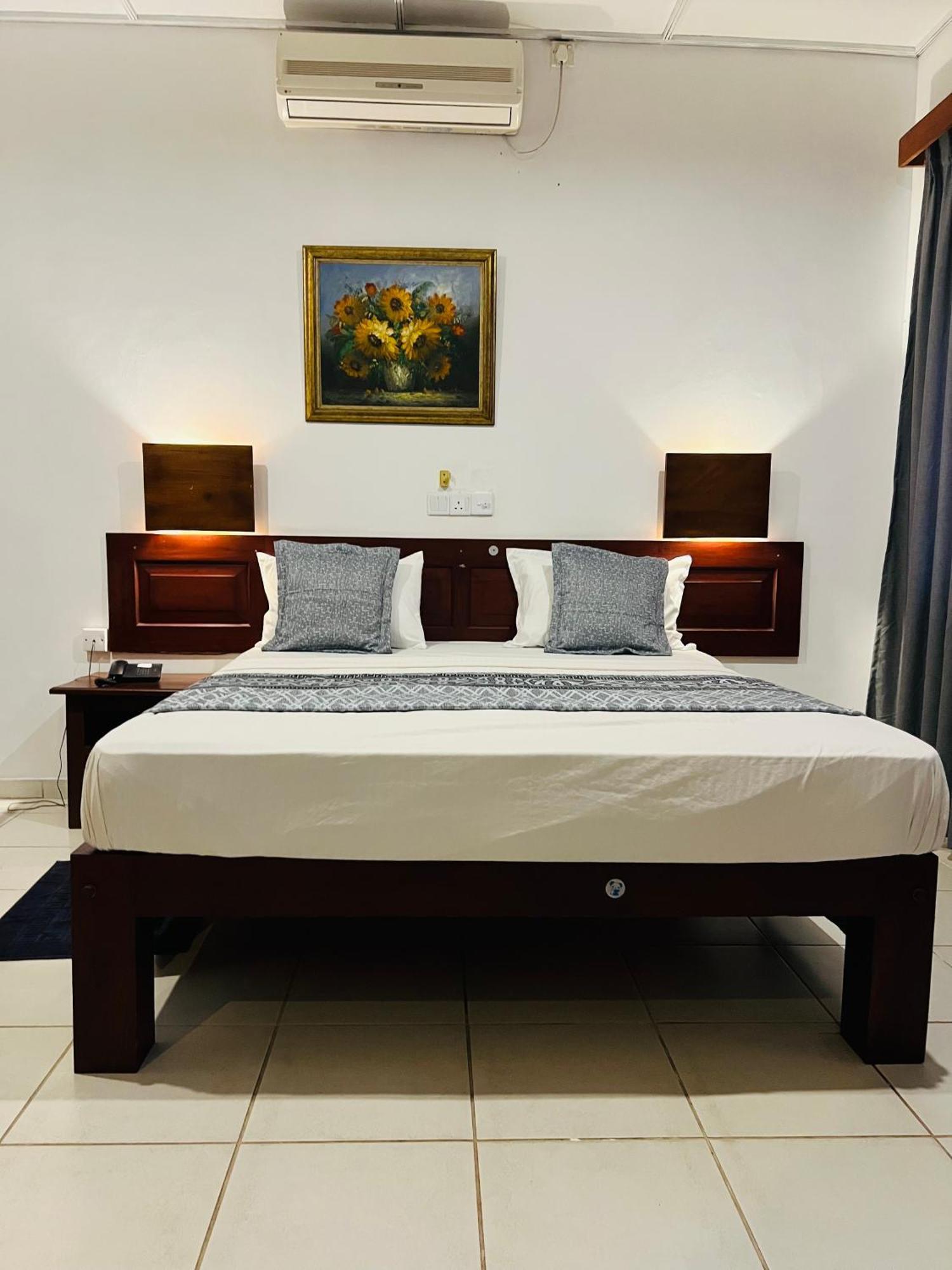 Hotel Sunflower Kataragama Exterior photo