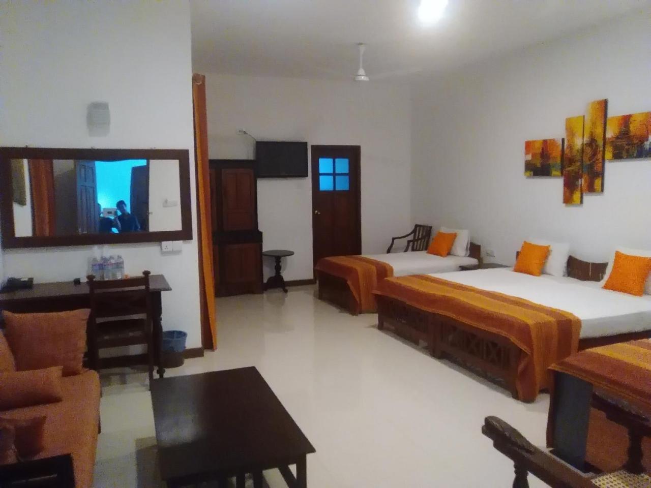 Hotel Sunflower Kataragama Exterior photo